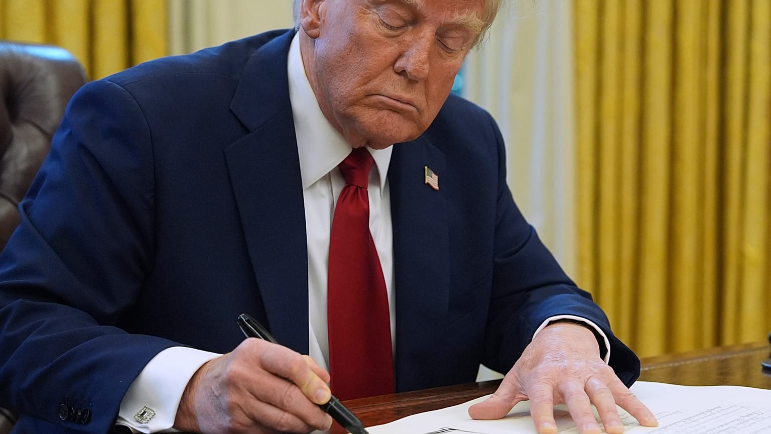 Il presidente degli Stati Uniti Donald Trump firma un ordine per rivalutare le politiche di inclusione nell'assunzioni nel settore aereo (30 gennaio 2025)