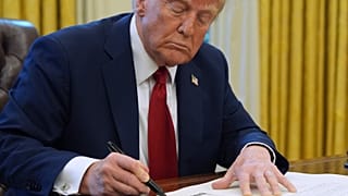 Il presidente degli Stati Uniti Donald Trump firma un ordine per rivalutare le politiche di inclusione nell'assunzioni nel settore aereo (30 gennaio 2025)