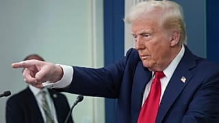 O presidente norte-americano, Donald Trump, fala em conferência de imprensa sobre a colisão mortal entre dois aviões em Washington, DC.