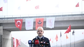 Ulaştırma ve Altyapı Bakanı Abdulkadir Uraloğlu Elazığ'da kürsüde konuşma yaparken, 25 Ocak 2025