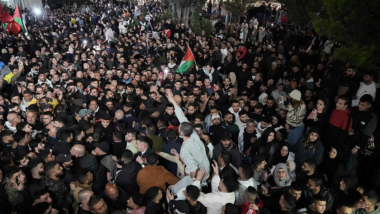 Batı Şeria'nın Ramallah kentinde İsrail hapishanesinden serbest bırakılan Filistinli mahkumları selamlayan kalabalık, 30 Ocak, 2025