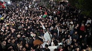 Batı Şeria'nın Ramallah kentinde İsrail hapishanesinden serbest bırakılan Filistinli mahkumları selamlayan kalabalık, 30 Ocak, 2025