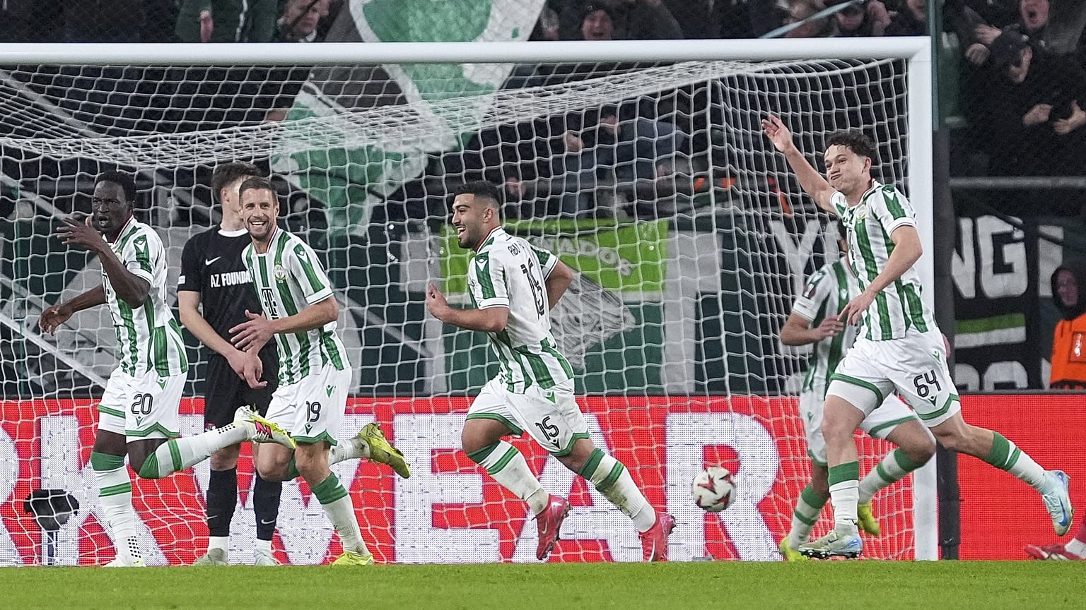 Ferencvárosi játékosok gólöröme a labdarúgó Európa-liga alapszakaszának nyolcadik fordulójában játszott FTC - AZ Alkmaar mérkőzésen a Groupama Arénában 2025. január 30-án. 