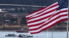 Ein Taucherteam und ein Polizeiboot sind in der Nähe eines Wrackteils im Potomac River vom Ronald Reagan Washington National Airport aus zu sehen, 30. Januar 2025