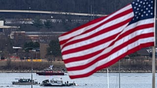 Uma equipa de mergulho e um barco da polícia são vistos em redor de um local de destroços no rio Potomac, a partir do Aeroporto Nacional Ronald Reagan Washington, 30 de janeiro de 2025