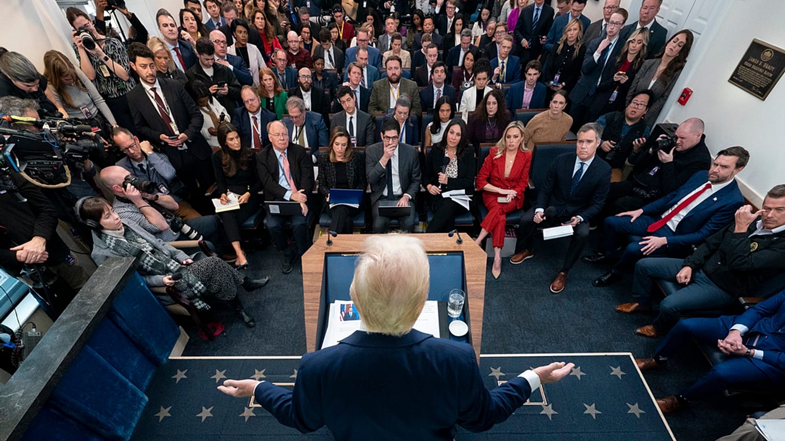 Prezydent Donald Trump rozmawia z dziennikarzami w Białym Domu, czwartek, 30 stycznia 2025 r., w Waszyngtonie.