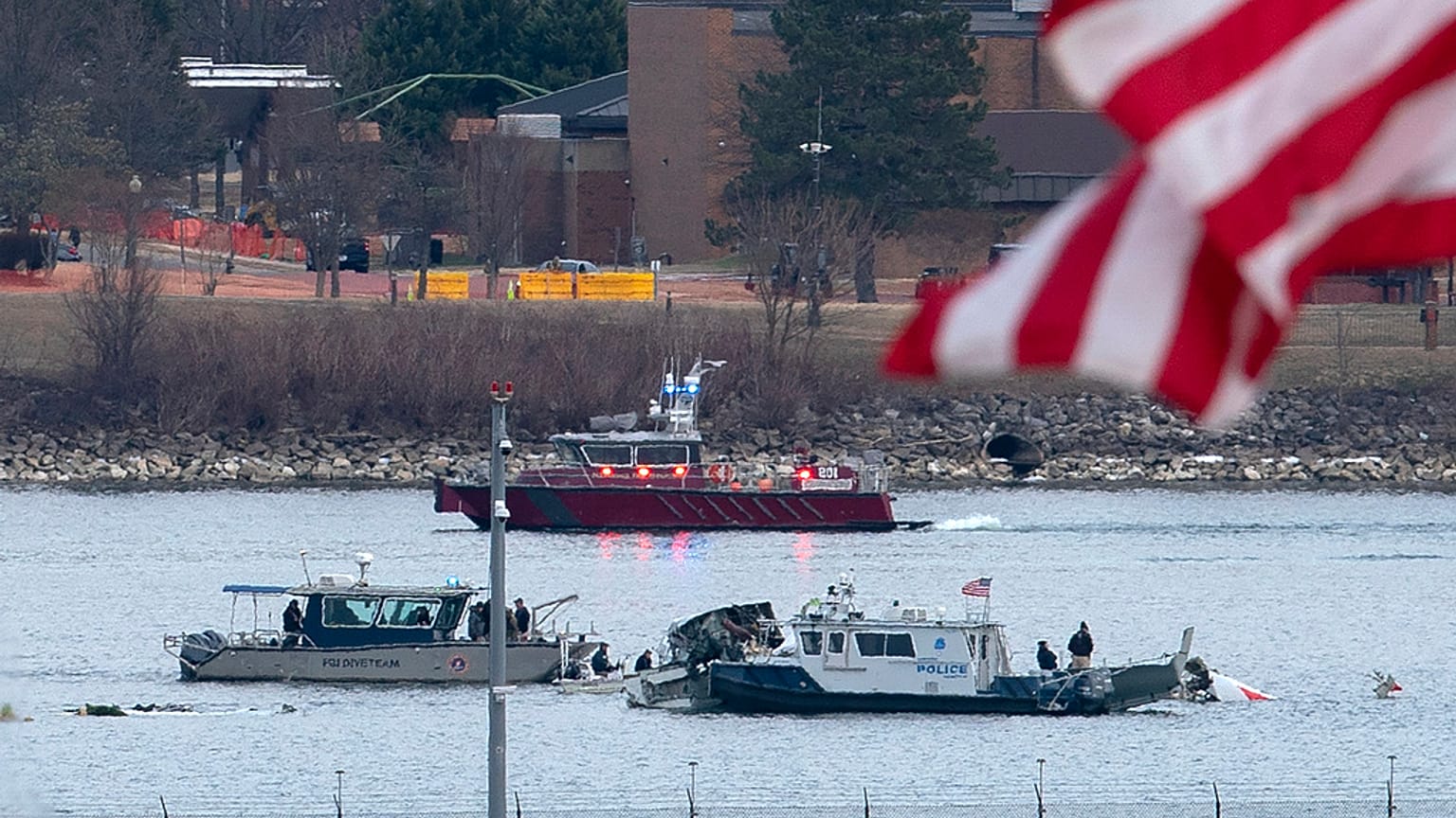 Keresőhajók a baleset helyszínén, a Potomac folyón