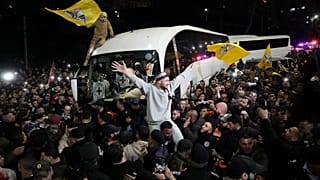Ünneplő emberek Ramallahban