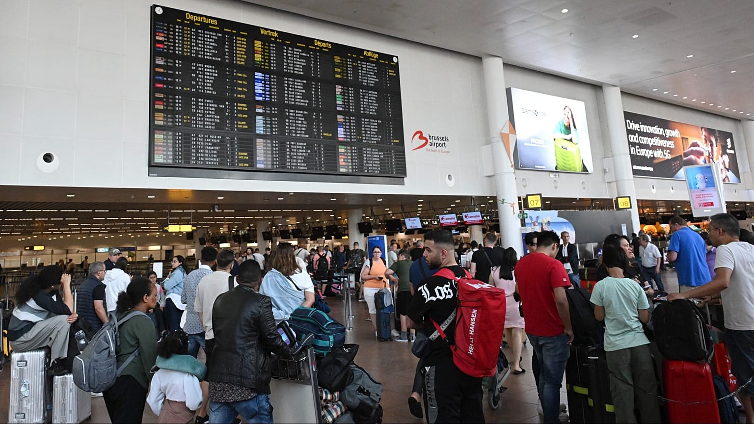 Utasok a brüsszeli repülőtéren egy korábbi, 2024-es leállás idején