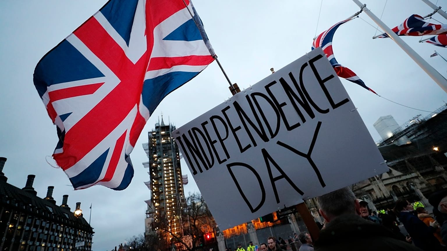 Brexit-Befürworter versammeln sich während einer Kundgebung in London, Freitag, 31. Januar 2020. Großbritannien verlässt am Freitag nach einer lähmenden politischen Phase offiziell die Europäische Union.