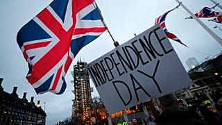 Brexit-Befürworter versammeln sich während einer Kundgebung in London, Freitag, 31. Januar 2020. Großbritannien verlässt am Freitag nach einer lähmenden politischen Phase offiziell die Europäische Union.