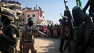 عناصر حركتي حماس والجهاد الإسلامي يؤمنون مكان تسلم الصليب الأحمر لأسرى إسرائيليين وتاينلديين في خان يونس. بتاريخ 30 يناير 2025 