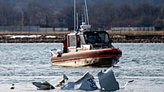 A lezuhant repülőgép roncsai a Potomac folyóban