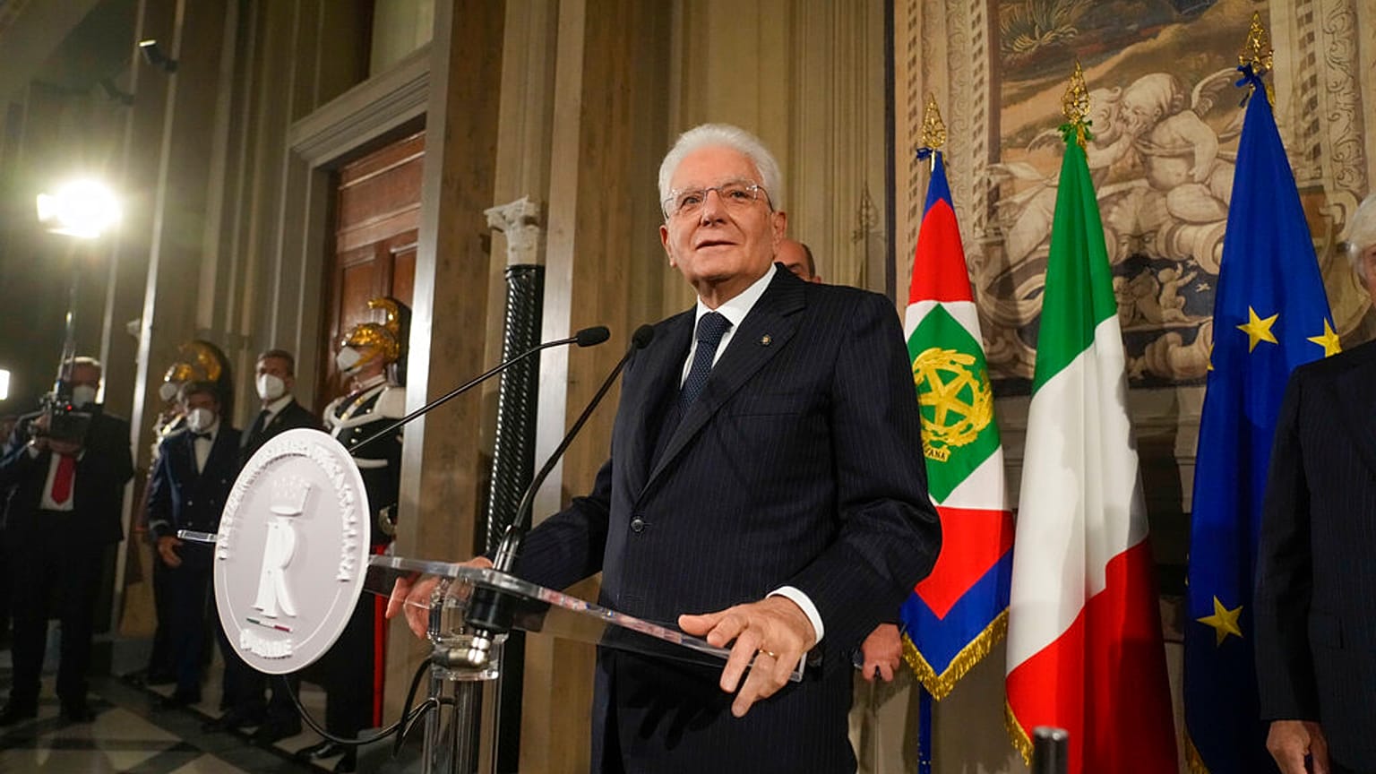 Ο Ιταλός πρόεδρος Σέρτζιο Ματαρέλα μιλά στα ΜΜΕ αφού ο ηγέτης των Αδελφοί της Ιταλίας Τζόρτζια Μελόνι αποδέχθηκε να είναι ο πρωθυπουργός της νέας ιταλικής κυβέρνησης