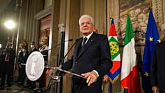 Ο Ιταλός πρόεδρος Σέρτζιο Ματαρέλα μιλά στα ΜΜΕ αφού ο ηγέτης των Αδελφοί της Ιταλίας Τζόρτζια Μελόνι αποδέχθηκε να είναι ο πρωθυπουργός της νέας ιταλικής κυβέρνησης