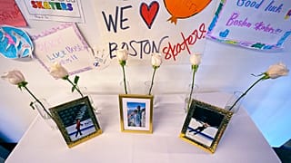 Sei rose bianche e fotografie delle vittime sono esposte allo Skating Club di Boston, giovedì 30 gennaio 2025, a Norwood, Massachusetts.