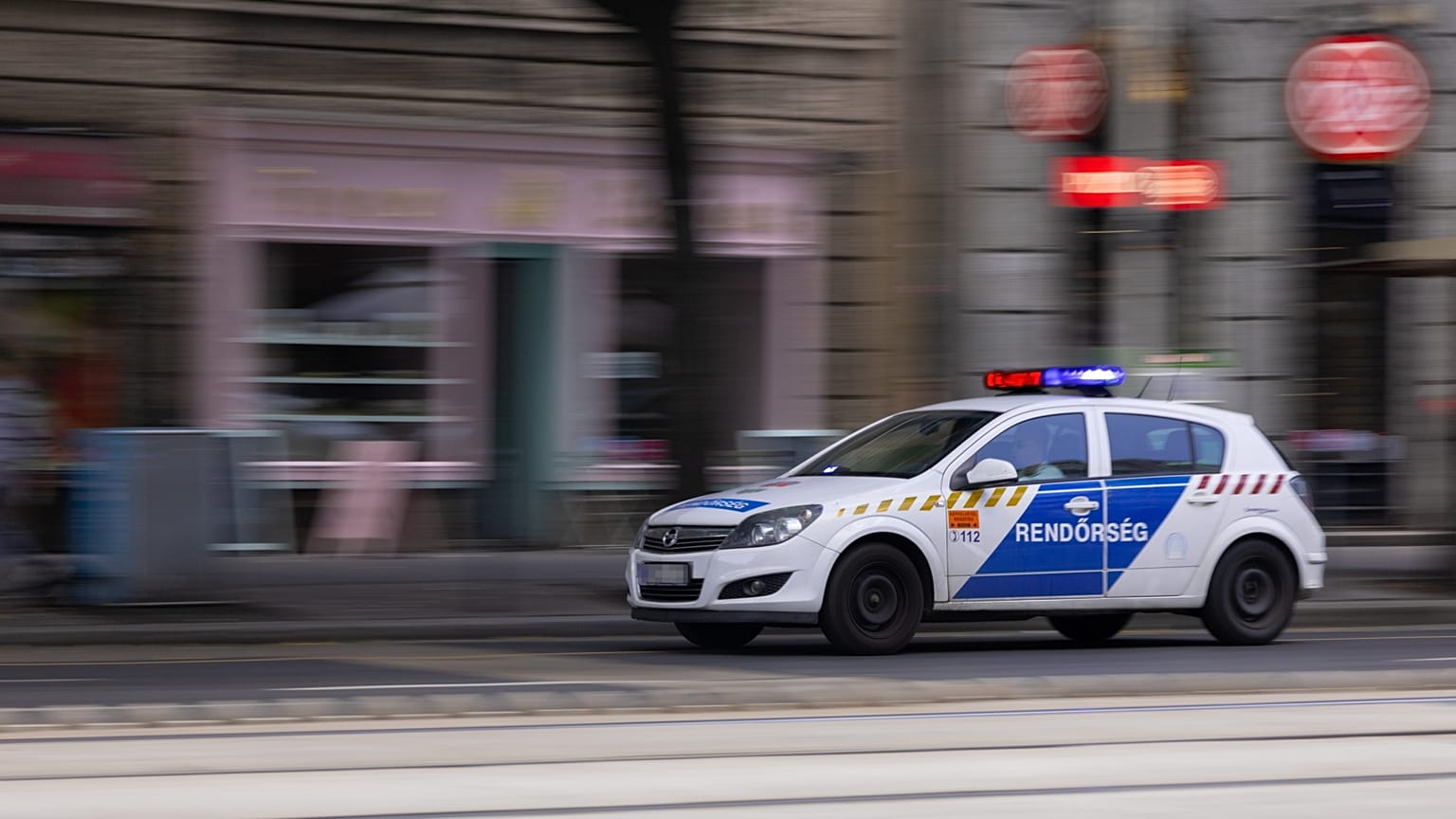 Rendőrautó Budapesten - fotónk illusztráció