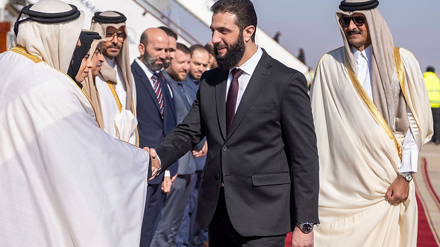  أمير قطر الشيخ تميم بن حمد آل ثاني مع الرئيس السوري المؤقت أحمد الشرع، مطار دمشق، سوريا، الخميس، 30 يناير 2025.