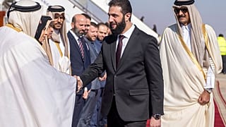  أمير قطر الشيخ تميم بن حمد آل ثاني مع الرئيس السوري المؤقت أحمد الشرع، مطار دمشق، سوريا، الخميس، 30 يناير 2025.