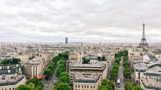 ¿Recuerda cuando reservar un Airbnb en lugar de un hotel era uno de los mejores trucos para ahorrar dinero al viajar? Mucho ha cambiado desde entonces