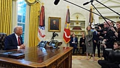 El presidente Donald Trump habla con los periodistas mientras firma órdenes ejecutivas en el Despacho Oval de la Casa Blanca, el jueves 30 de enero de 2025, en Washington.