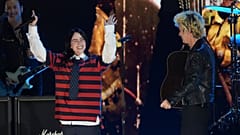 Billie Eilish, à gauche, se produit avec Billie Joe Armstrong de Green Day lors du concert de charité FireAid le 30 janvier 2025.