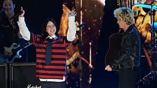 Billie Eilish, à gauche, se produit avec Billie Joe Armstrong de Green Day lors du concert de charité FireAid le 30 janvier 2025.