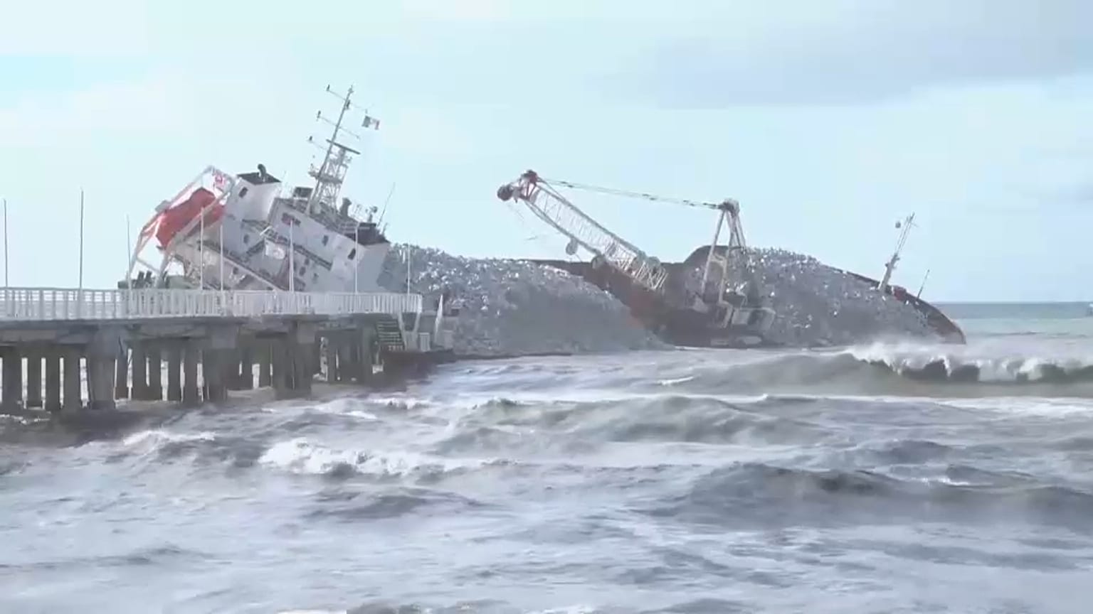 O navio que encalhou em Marina di Massa