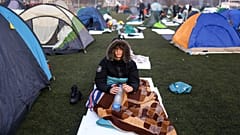 Un estudiante amanece este viernes en un estadio de fútbol durante una marcha de protesta por el derrumbe de una marquesina que mató a 15 personas hace casi tres meses