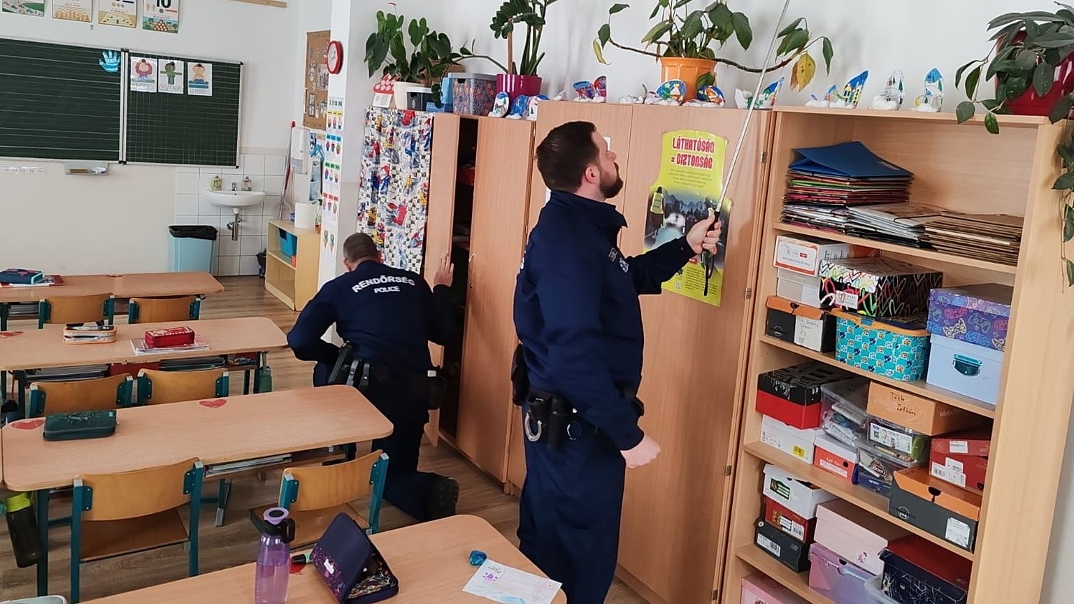 Rendőrök vizsgálnak át egy tantermet egy tatai iskolában január 23-án