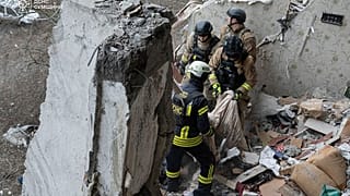 Tűzoltók dolgoznak az ukrán romok között