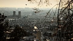 Άποψη των στεγών του Παρισιού από τη Μονμάρτη στο Παρίσι, Γαλλία. 5 Ιαν. 2025.