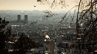 Άποψη των στεγών του Παρισιού από τη Μονμάρτη στο Παρίσι, Γαλλία. 5 Ιαν. 2025.