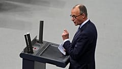 Der deutsche Oppositionsführer und Fraktionsvorsitzende der Christlichen Union, Friedrich Merz, spricht nach der Debatte und Abstimmung über Migration im Deutschen Bundestag.