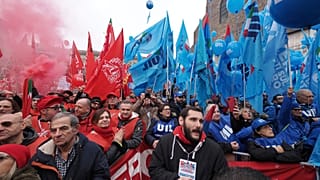 Manifestanti a Bologna, durante lo sciopero generale contro il calo dei salari del 29 novembre 2024