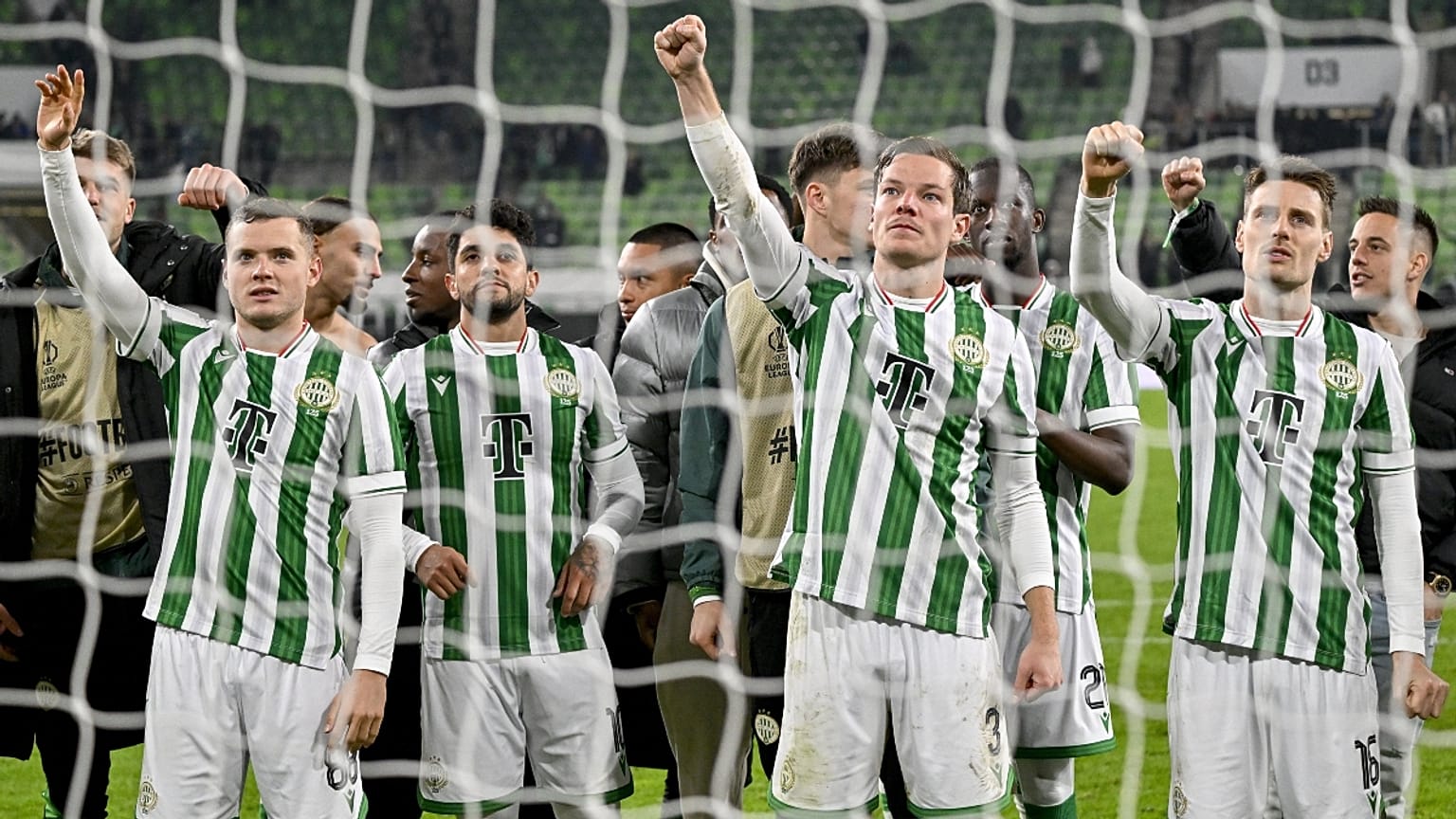 Ünneplő ferencvárosi játékosok az AZ Alkmaar elleni labdarúgó Európa-liga mérkőzés után a Groupama Arénában 2025. január 30-án.
