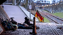 Eine deutsche Nationalflagge weht in der Nähe eines Obdachlosenlagers unter einer Brücke in Frankfurt, Deutschland. 27. Januar 2025.