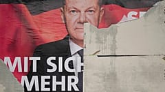Ein beschädigtes Wahlplakat von Bundeskanzler Olaf Scholz wird auf einer Straße in Wernigerode gezeigt, 26. Januar 2025