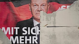 Un manifesto elettorale danneggiato raffigurante il cancelliere tedesco Olaf Scholz è esposto su una strada a Wernigerode, 26 gennaio 2025