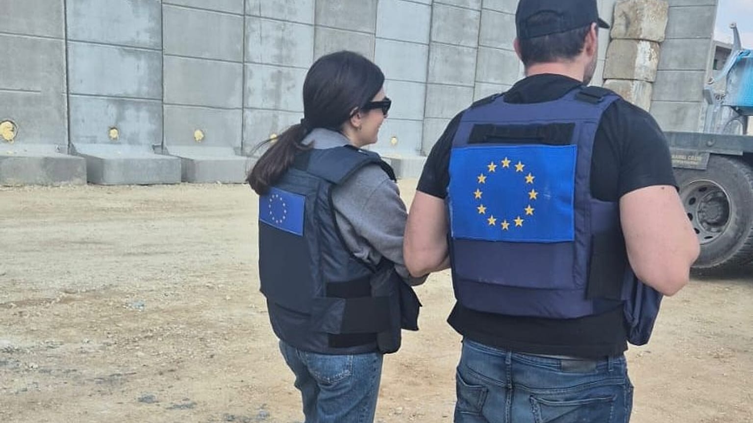 Dos agentes de la misión internacional.