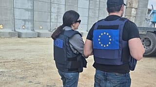 Dos agentes de la misión internacional.
