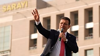 El alcalde de Estambul, Ekrem Imamoglu, se dirige a sus partidarios frente al palacio de justicia de Estambul.