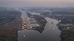 Ein Schiff fährt durch die Miraflores-Schleusen des Panamakanals