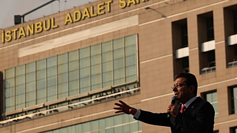Il sindaco di Istanbul Ekrem Imamoglu fuori dal tribunale a Istanbul