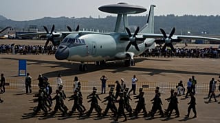 جنود صينيون في معرض الصين الدولي الخامس عشر للطيران والفضاء، في مدينة تشوهاى بمقاطعة قوانغدونغ جنوب الصين، الثلاثاء 12 نوفمبر 2024. 