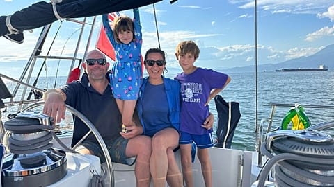 Larissa, Duncan, Skye et Eden se promènent sur leur voilier, Freeranger.