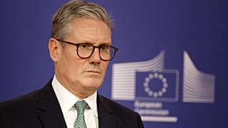 O primeiro-ministro britânico Keir Starmer ouve durante uma reunião com a presidente da Comissão Europeia, Ursula von der Leyen, em Bruxelas, quarta-feira, 2 de outubro de 2024.