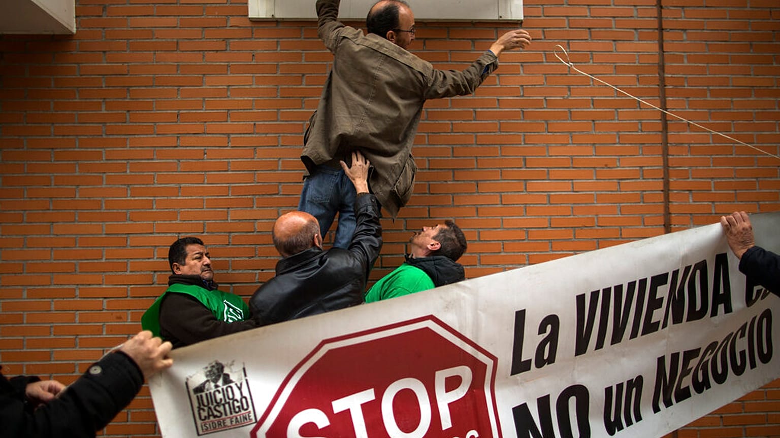 Des manifestants se sont rassemblés vendredi devant l'immeuble historique Casa Orsola de Barcelone pour protester contre l'expulsion de Josep Torrent, locataire de longue date.