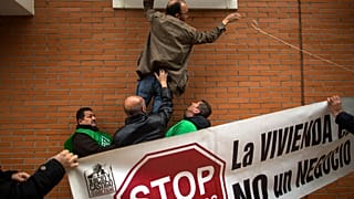 Des manifestants se sont rassemblés vendredi devant l'immeuble historique Casa Orsola de Barcelone pour protester contre l'expulsion de Josep Torrent, locataire de longue date.