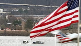 Uçağın düştüğü Potomac Nehri'nde arama kurtarma çalışmaları yapıldı